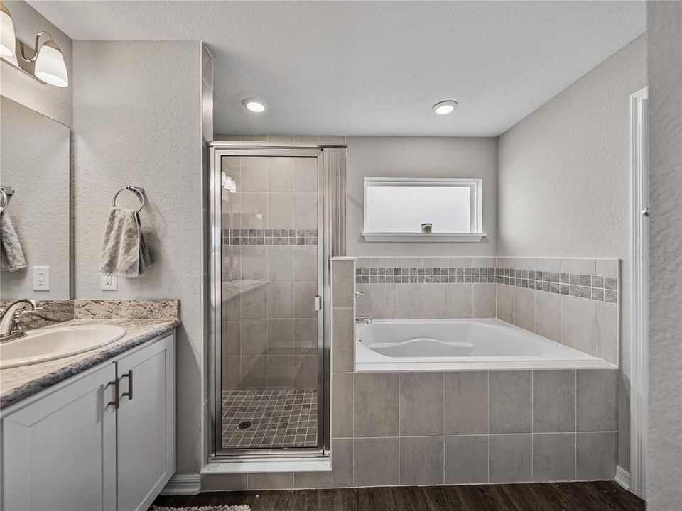 合同活跃: $335,000 (4 贝兹, 2 浴室, 1749 平方英尺)