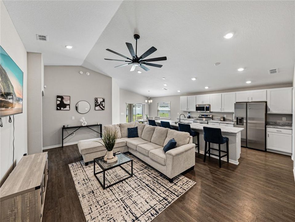 合同活跃: $335,000 (4 贝兹, 2 浴室, 1749 平方英尺)