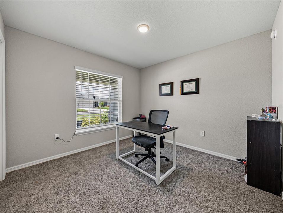 合同活跃: $335,000 (4 贝兹, 2 浴室, 1749 平方英尺)