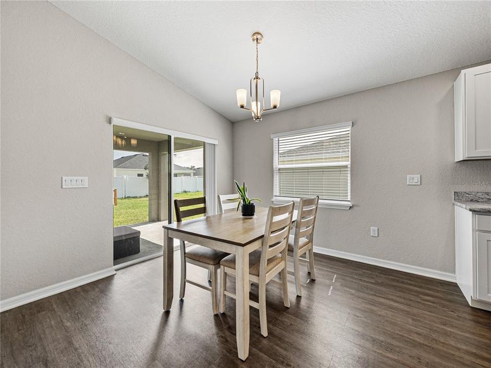 合同活跃: $335,000 (4 贝兹, 2 浴室, 1749 平方英尺)