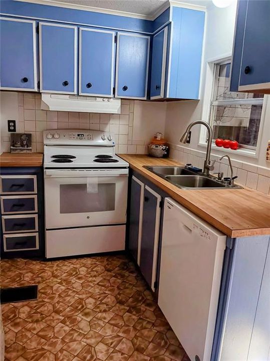 For Sale: $98,900 (2 beds, 2 baths, 968 Square Feet)