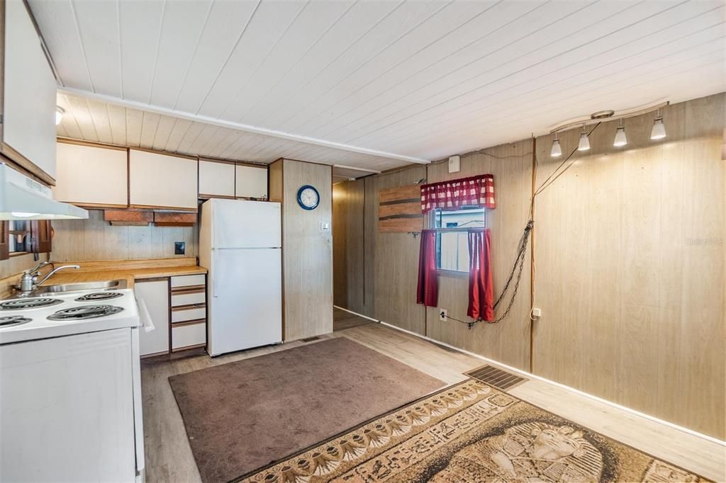 For Sale: $81,000 (2 beds, 1 baths, 710 Square Feet)