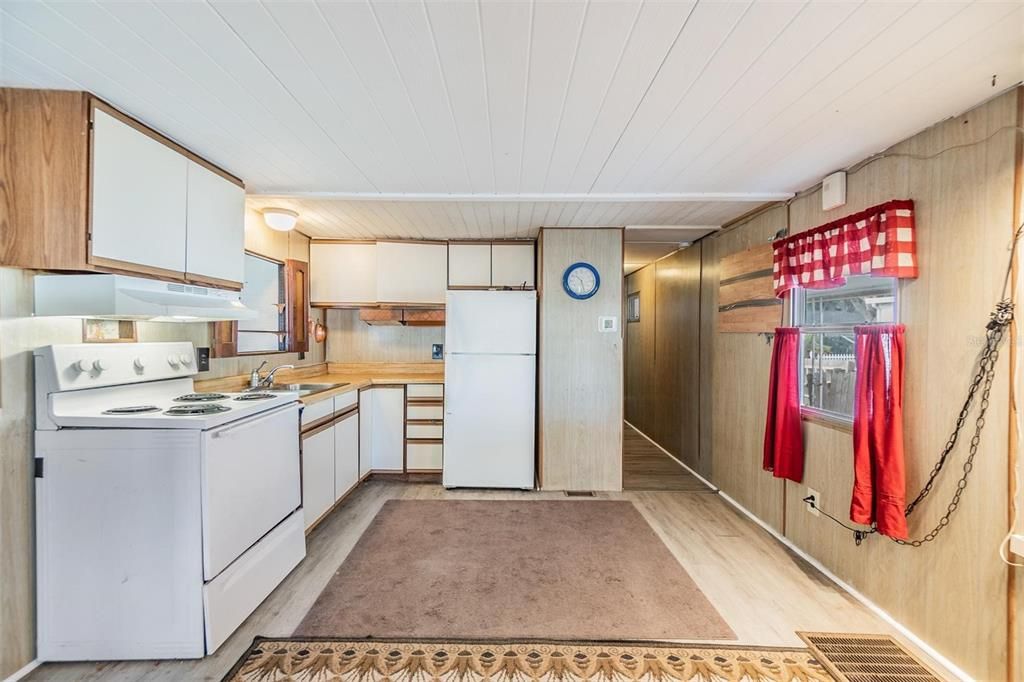 For Sale: $81,000 (2 beds, 1 baths, 710 Square Feet)