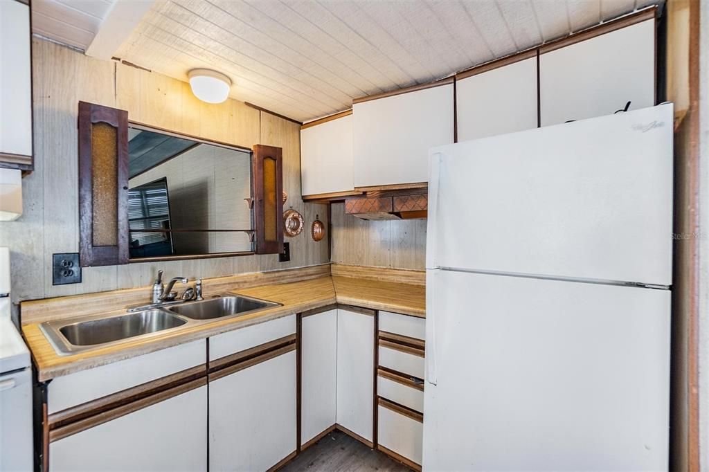 For Sale: $81,000 (2 beds, 1 baths, 710 Square Feet)