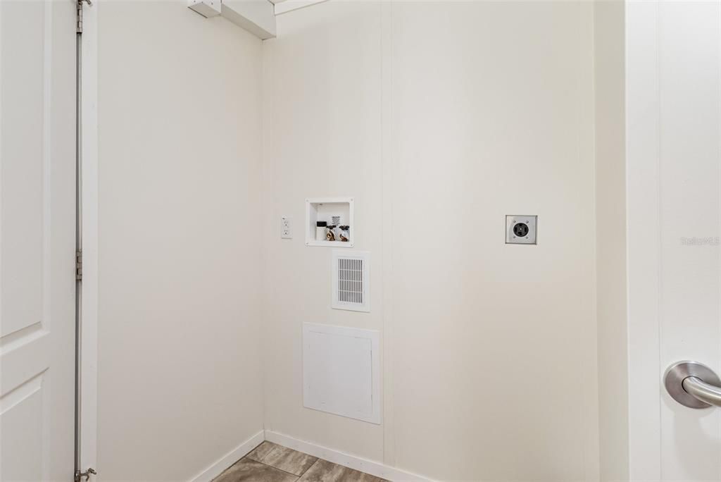 For Sale: $179,900 (3 beds, 2 baths, 952 Square Feet)