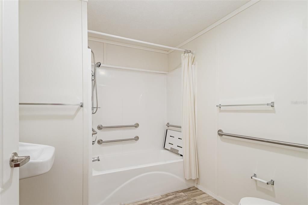 For Sale: $179,900 (3 beds, 2 baths, 952 Square Feet)