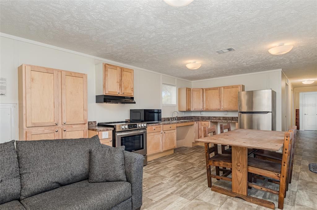 For Sale: $179,900 (3 beds, 2 baths, 952 Square Feet)