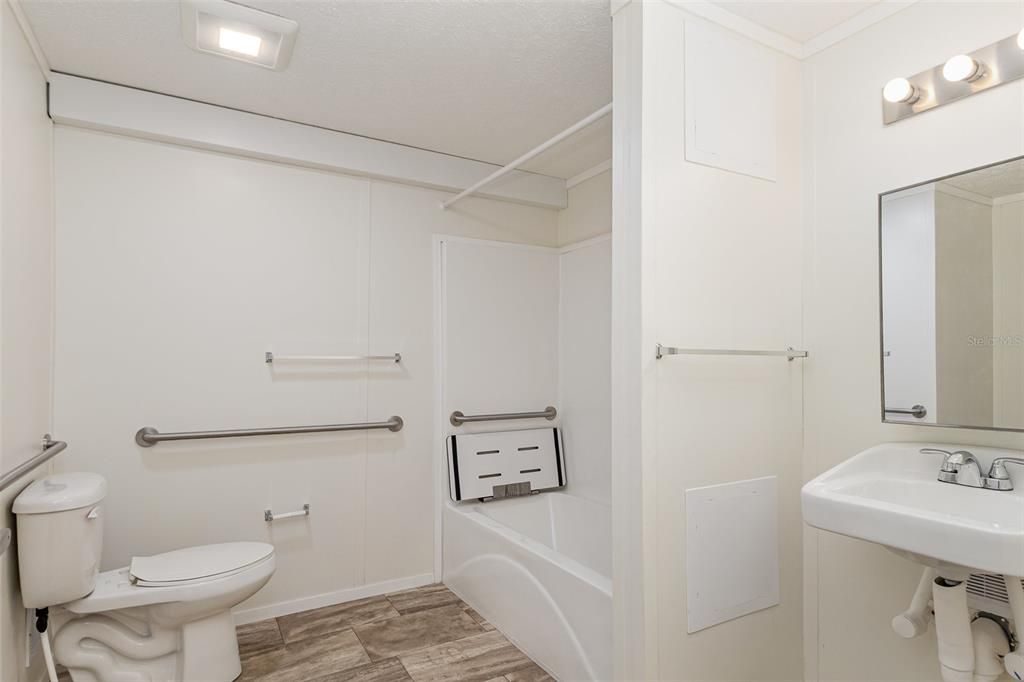 For Sale: $179,900 (3 beds, 2 baths, 952 Square Feet)