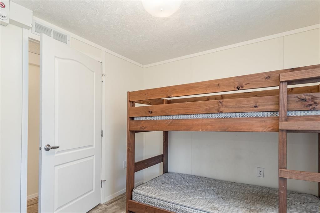 For Sale: $179,900 (3 beds, 2 baths, 952 Square Feet)