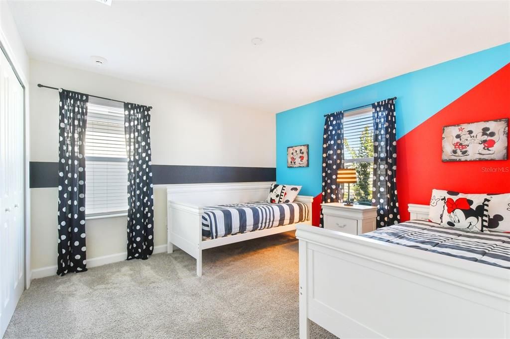 For Sale: $985,000 (8 beds, 5 baths, 4411 Square Feet)