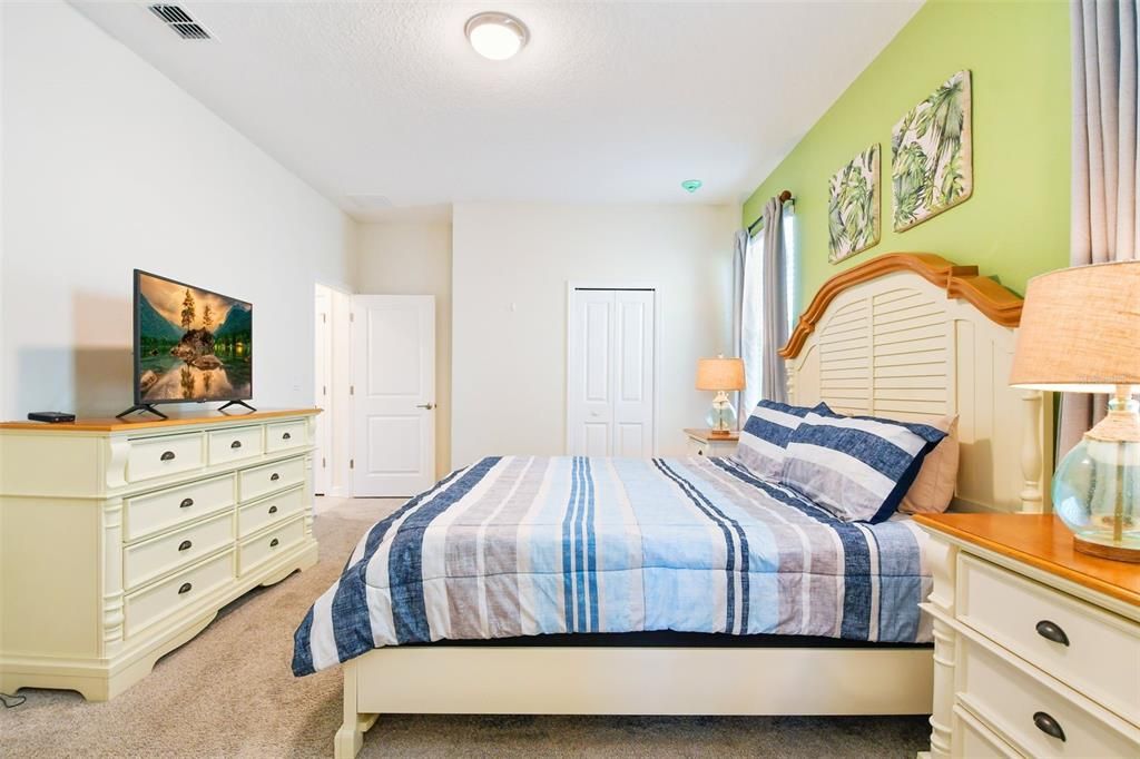 For Sale: $985,000 (8 beds, 5 baths, 4411 Square Feet)