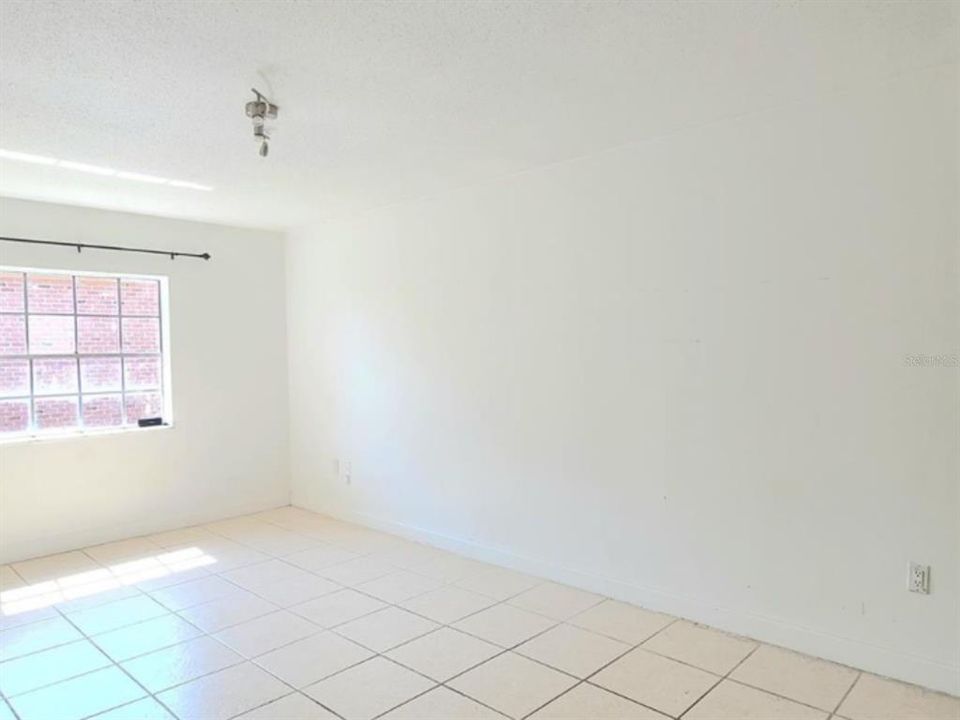 Activo con contrato: $1,399 (2 camas, 2 baños, 1051 Pies cuadrados)