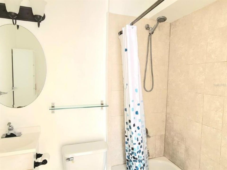 Activo con contrato: $1,399 (2 camas, 2 baños, 1051 Pies cuadrados)