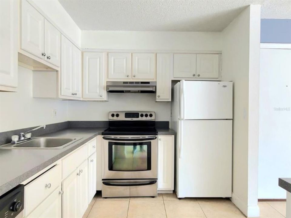 Activo con contrato: $1,399 (2 camas, 2 baños, 1051 Pies cuadrados)