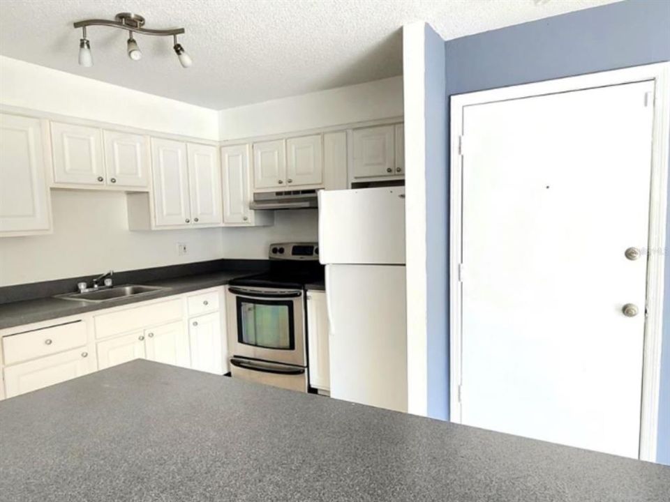 Activo con contrato: $1,399 (2 camas, 2 baños, 1051 Pies cuadrados)