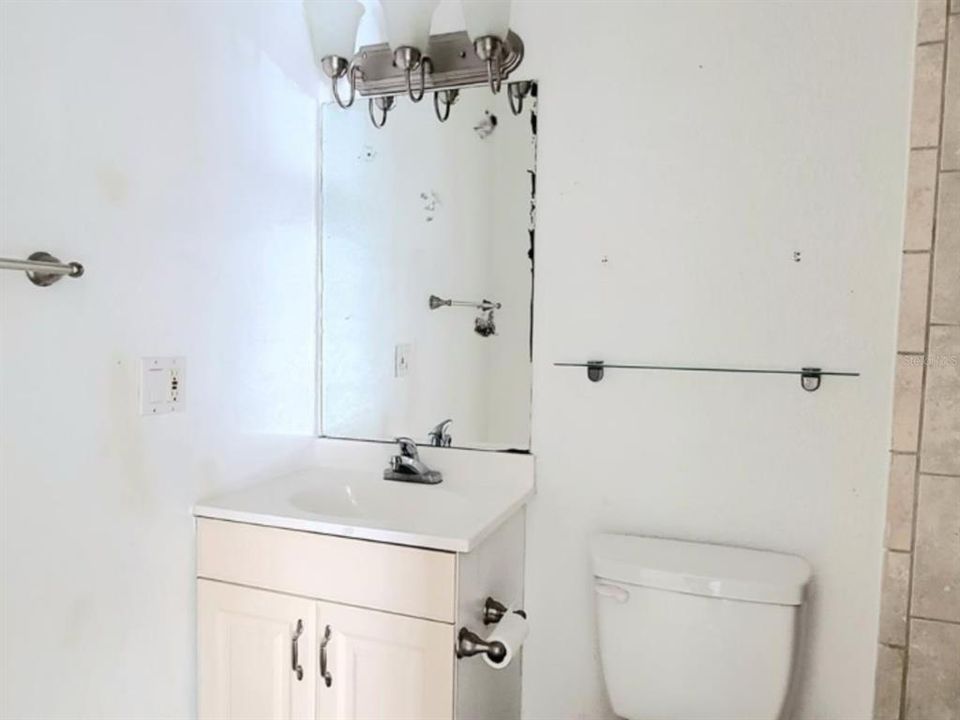 Activo con contrato: $1,399 (2 camas, 2 baños, 1051 Pies cuadrados)