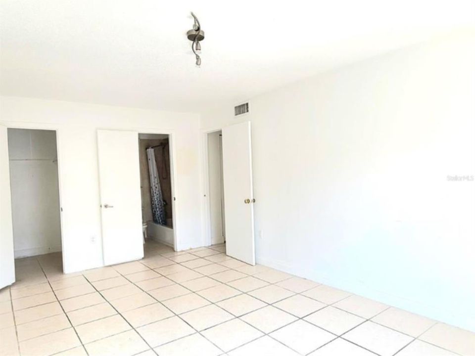 Activo con contrato: $1,399 (2 camas, 2 baños, 1051 Pies cuadrados)