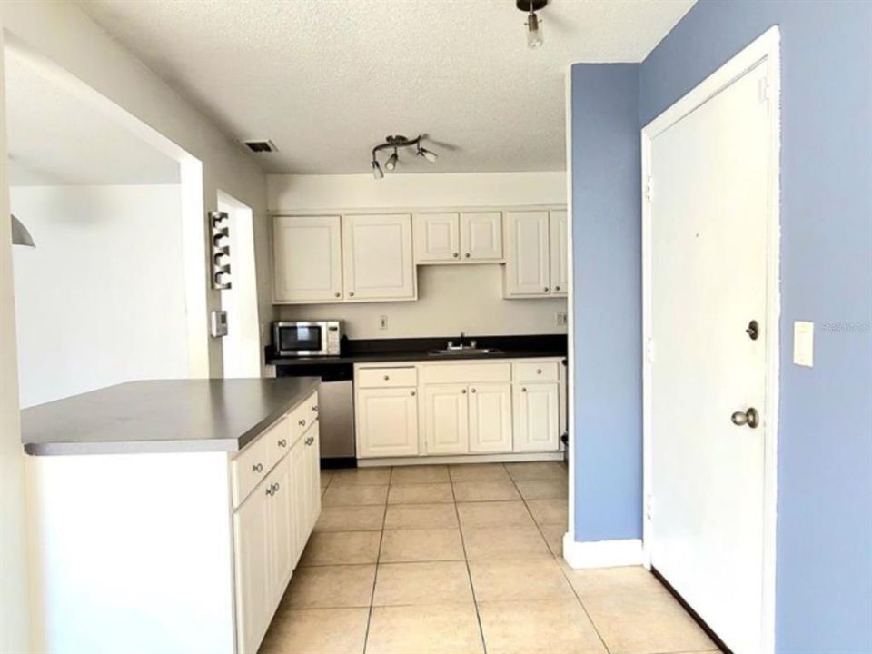 Activo con contrato: $1,399 (2 camas, 2 baños, 1051 Pies cuadrados)