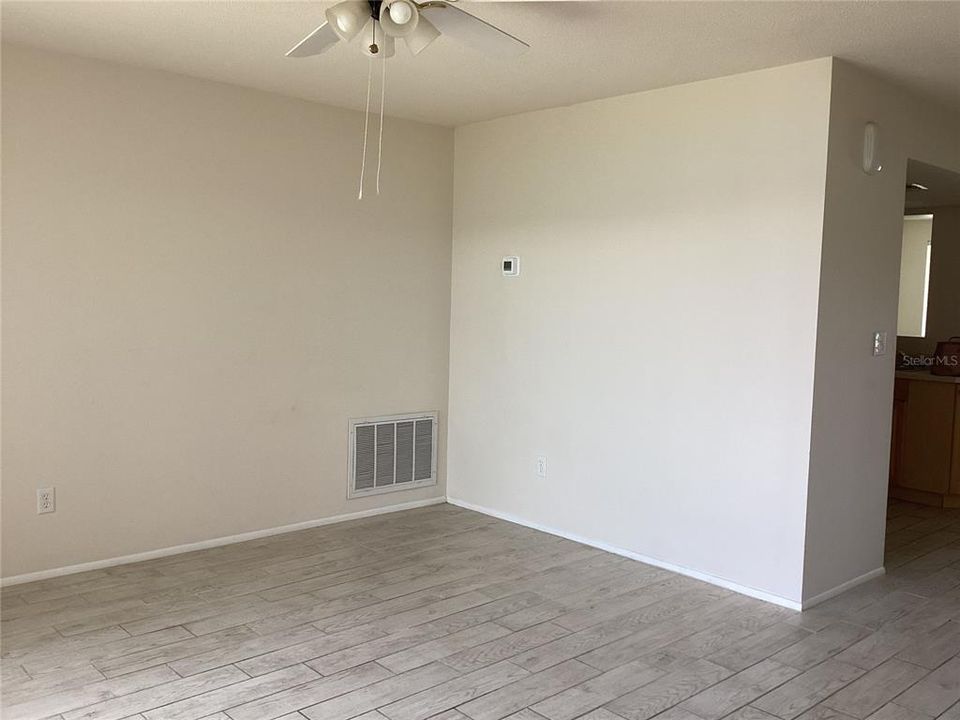 合同活跃: $142,000 (2 贝兹, 2 浴室, 1079 平方英尺)