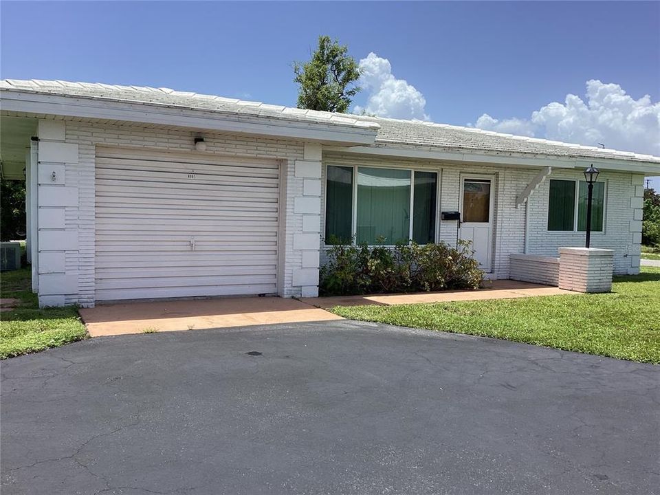 合同活跃: $142,000 (2 贝兹, 2 浴室, 1079 平方英尺)