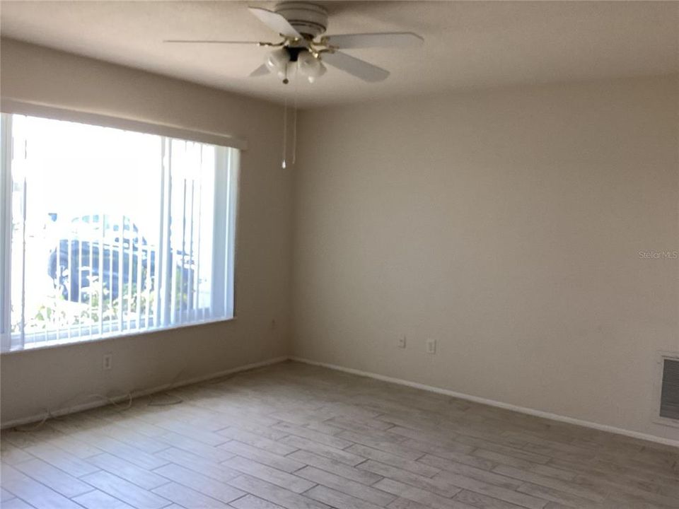 合同活跃: $142,000 (2 贝兹, 2 浴室, 1079 平方英尺)