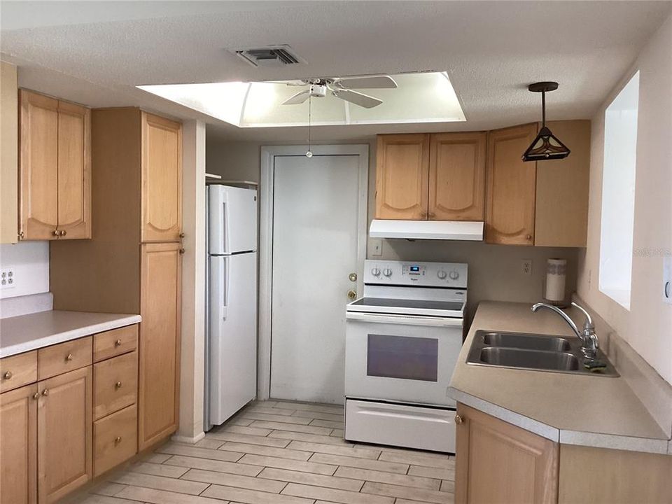 合同活跃: $142,000 (2 贝兹, 2 浴室, 1079 平方英尺)