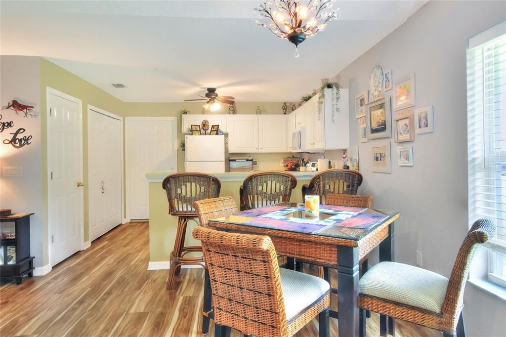 待售: $225,000 (2 贝兹, 2 浴室, 1226 平方英尺)