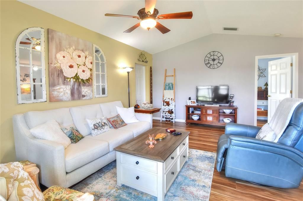 待售: $225,000 (2 贝兹, 2 浴室, 1226 平方英尺)