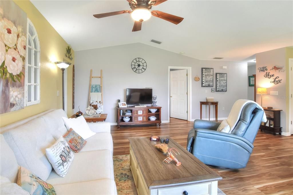 待售: $225,000 (2 贝兹, 2 浴室, 1226 平方英尺)