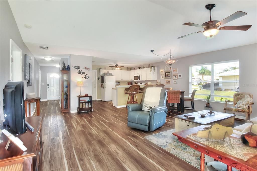 待售: $225,000 (2 贝兹, 2 浴室, 1226 平方英尺)