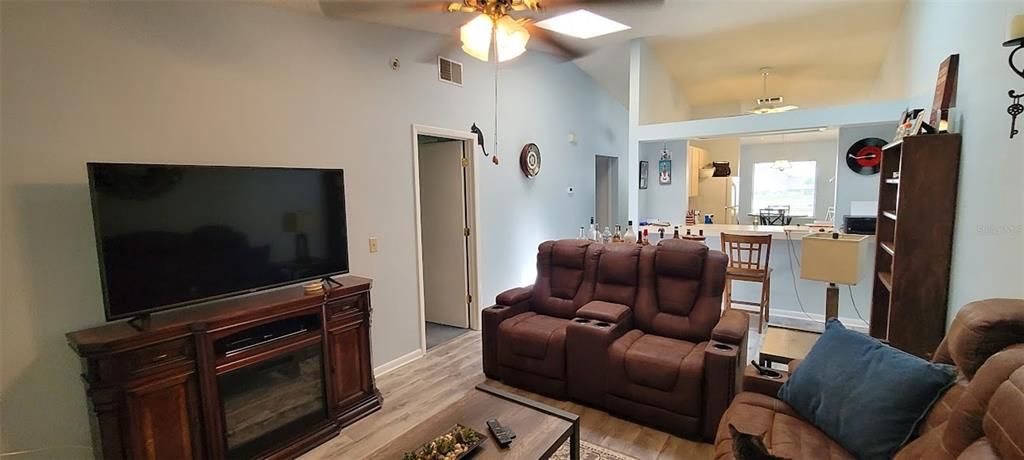 Active With Contract: $179,900 (2 beds, 2 baths, 959 Square Feet)