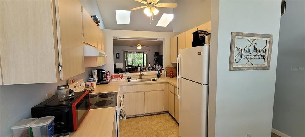 Active With Contract: $179,900 (2 beds, 2 baths, 959 Square Feet)