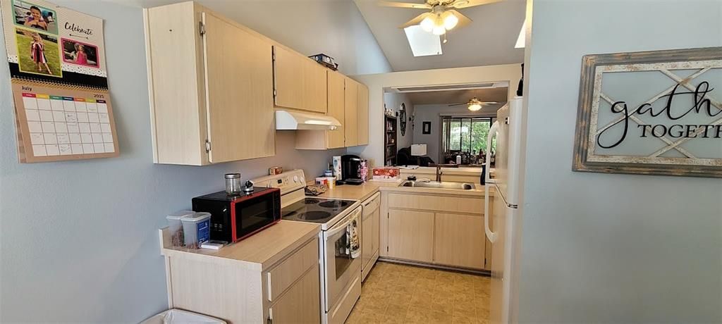 Active With Contract: $179,900 (2 beds, 2 baths, 959 Square Feet)
