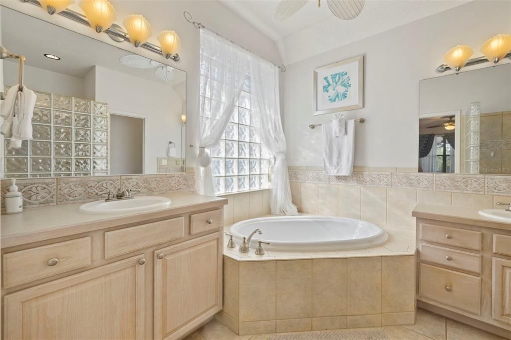 For Sale: $899,000 (3 beds, 3 baths, 2670 Square Feet)
