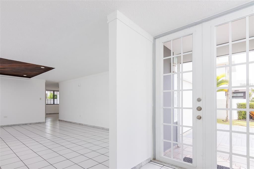 Activo con contrato: $2,250 (4 camas, 2 baños, 2146 Pies cuadrados)