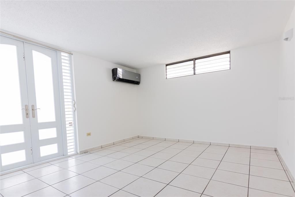 Activo con contrato: $2,250 (4 camas, 2 baños, 2146 Pies cuadrados)