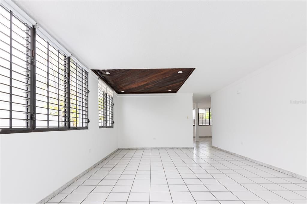 Activo con contrato: $2,250 (4 camas, 2 baños, 2146 Pies cuadrados)