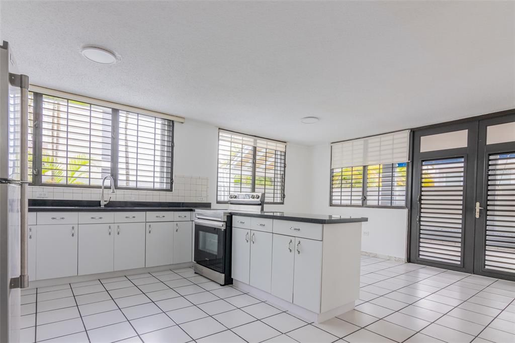 Activo con contrato: $2,250 (4 camas, 2 baños, 2146 Pies cuadrados)