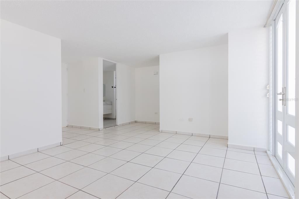 Activo con contrato: $2,250 (4 camas, 2 baños, 2146 Pies cuadrados)