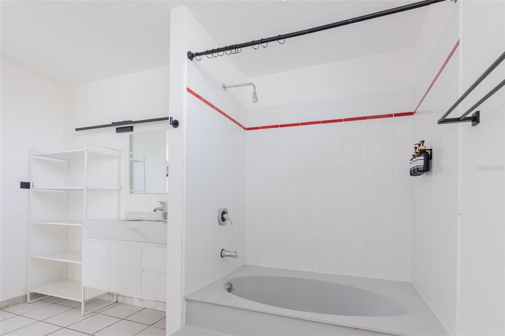 Activo con contrato: $2,250 (4 camas, 2 baños, 2146 Pies cuadrados)