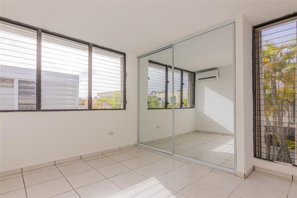 Activo con contrato: $2,250 (4 camas, 2 baños, 2146 Pies cuadrados)