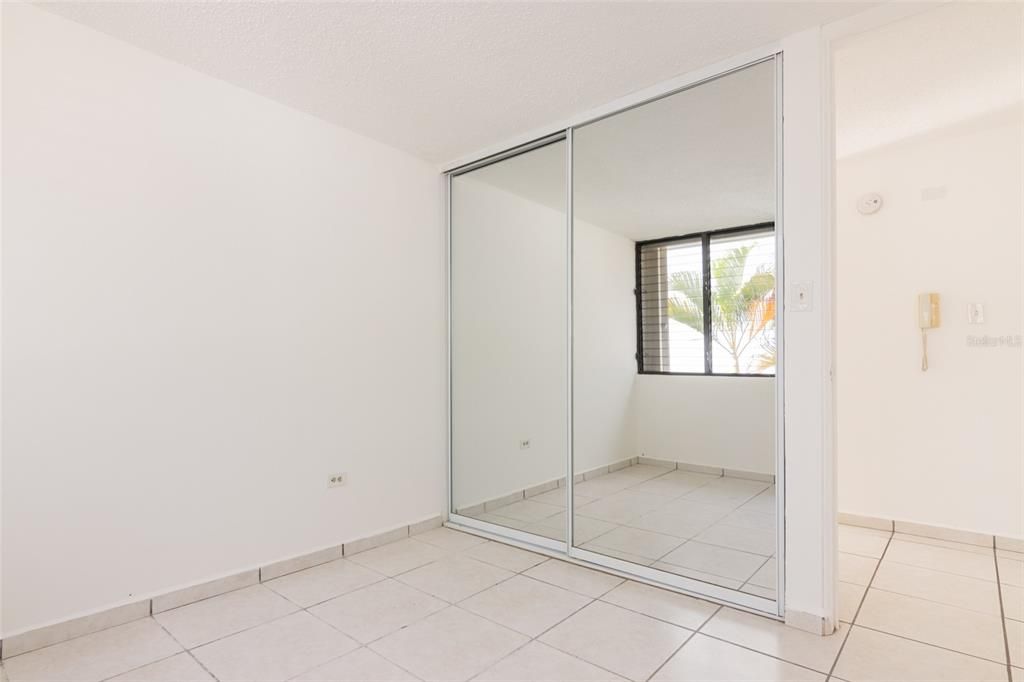 Activo con contrato: $2,250 (4 camas, 2 baños, 2146 Pies cuadrados)