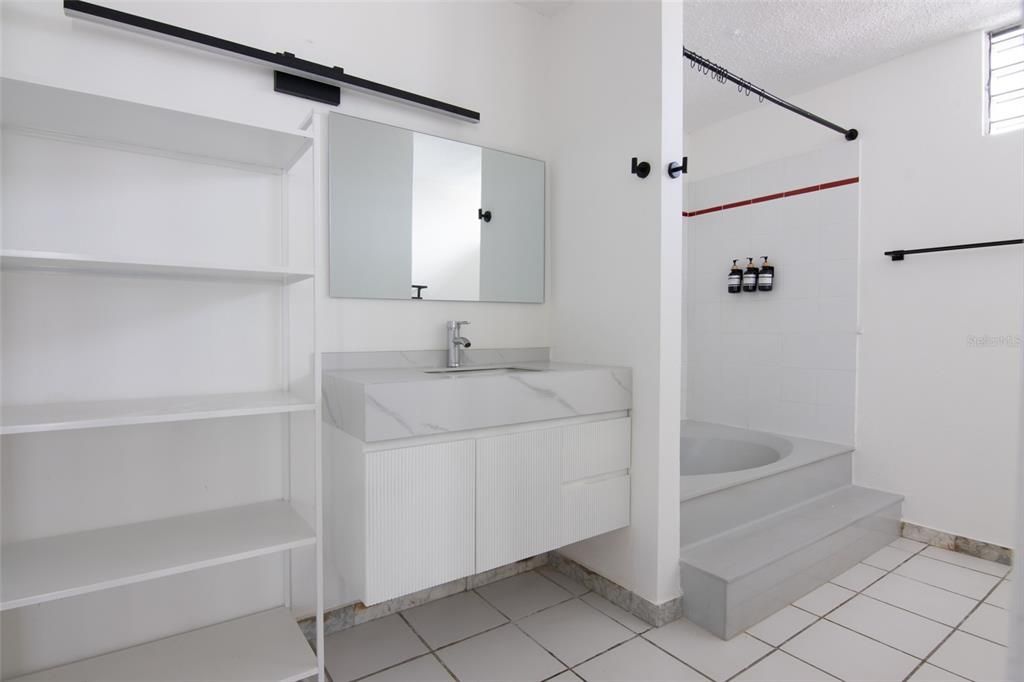 Activo con contrato: $2,250 (4 camas, 2 baños, 2146 Pies cuadrados)