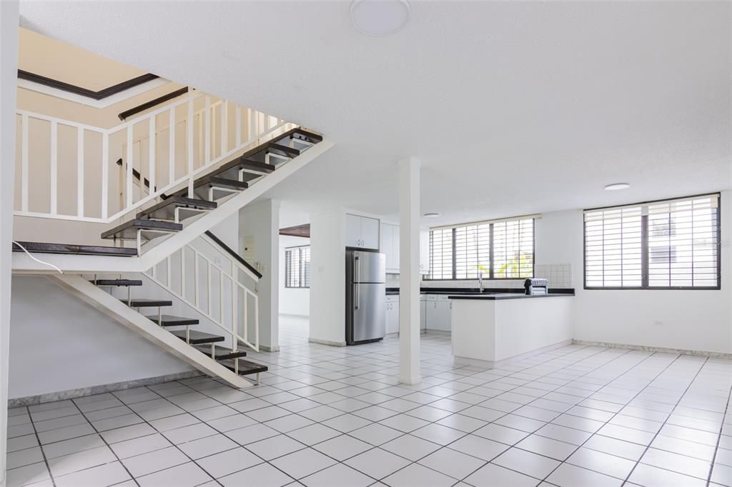 Activo con contrato: $2,250 (4 camas, 2 baños, 2146 Pies cuadrados)