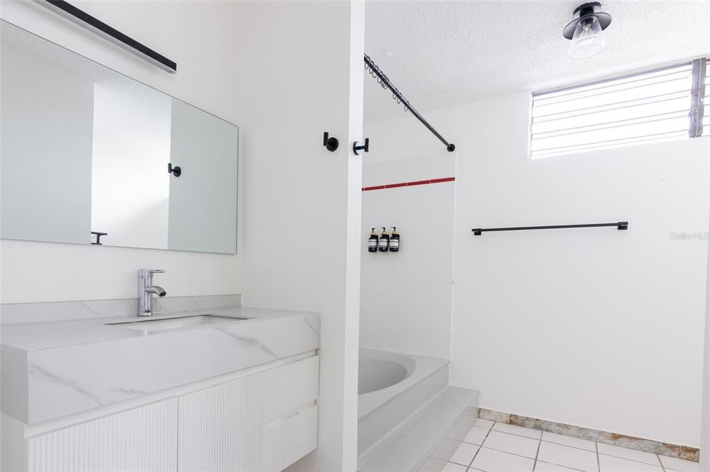 Activo con contrato: $2,250 (4 camas, 2 baños, 2146 Pies cuadrados)