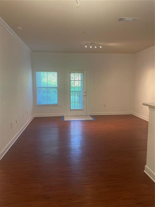 Под контрактом: $199,000 (2 спален, 2 ванн, 1133 Квадратных фут)