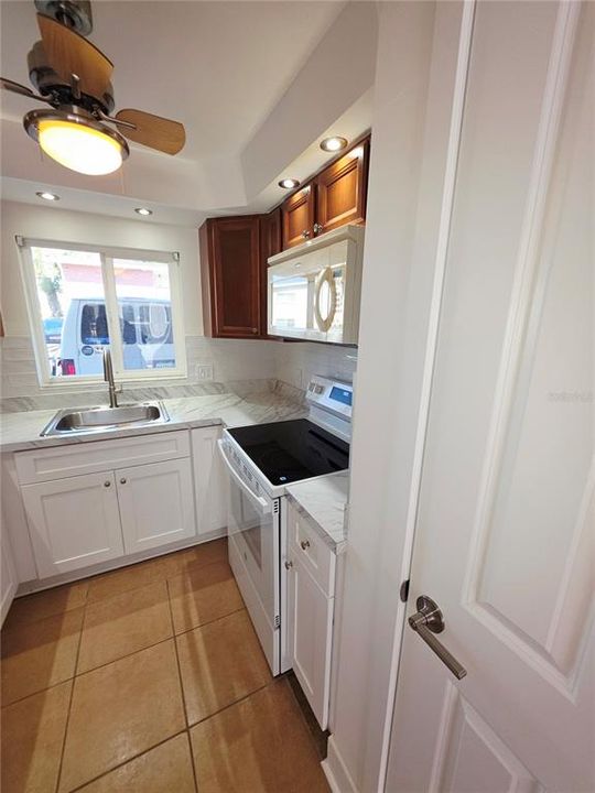 Active With Contract: $109,900 (1 beds, 1 baths, 820 Square Feet)