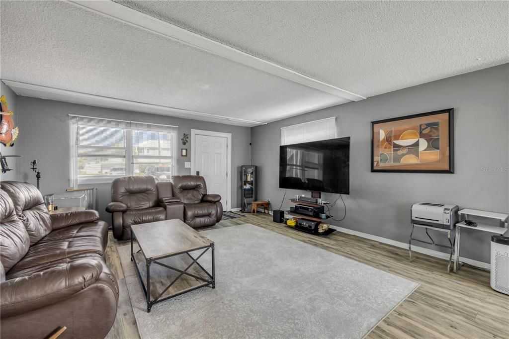 合同活跃: $639,900 (4 贝兹, 0 浴室, 2052 平方英尺)