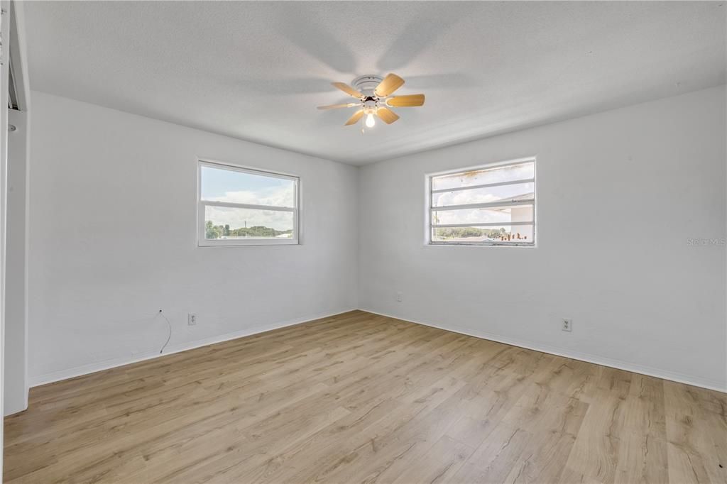 合同活跃: $639,900 (4 贝兹, 0 浴室, 2052 平方英尺)