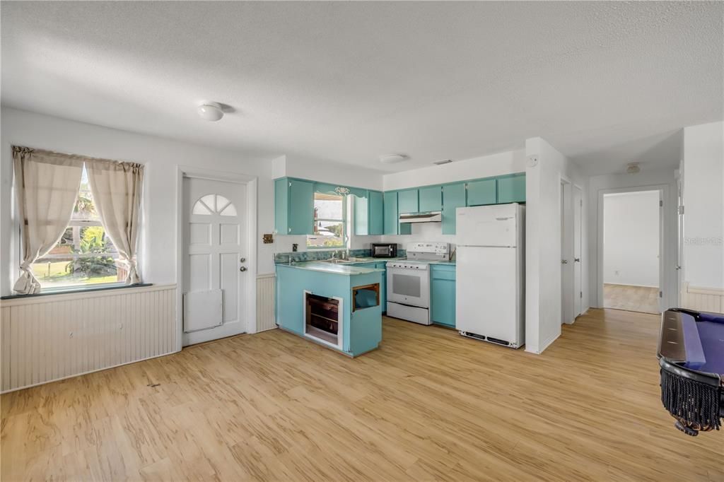 合同活跃: $639,900 (4 贝兹, 0 浴室, 2052 平方英尺)